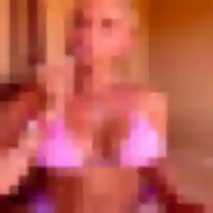 Hawa, 24 ans, en ligne à Bully pour une rencontre coquine
